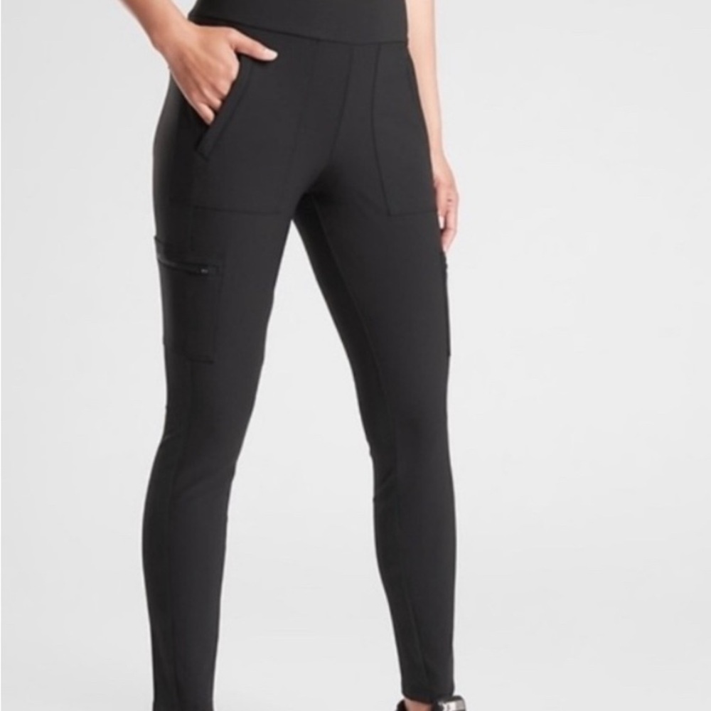 Athleta Black Headlands Hybrid Cargo Pant. Size 6